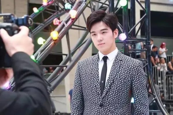 仝卓学历被撤销，继父被撤职，仝卓是如何将一手好牌打的稀巴烂的？