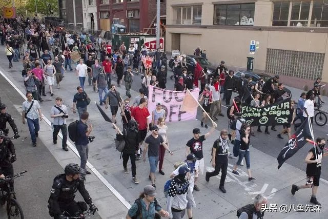 特朗普参观口罩工厂，只戴护目镜，坚决不戴口罩，对他的这波操作，你怎么看？