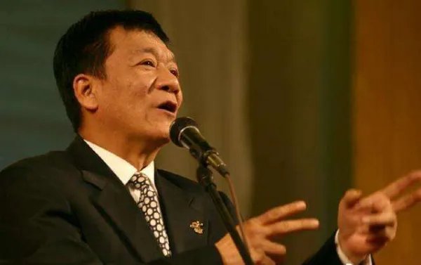 侯宝林，侯耀文两父子的坟墓有什么样的差别？