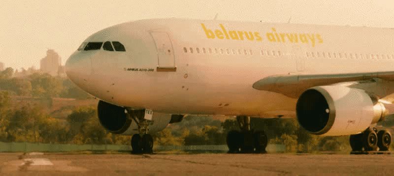 飞机起飞前加速主要是靠机轮吗？