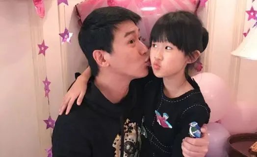 陆毅鲍蕾晒大女儿生日照,他们的女儿继承父母的高颜值了吗?