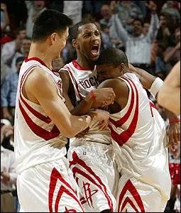 求麦蒂35秒13分最后挥拳那一瞬间的图