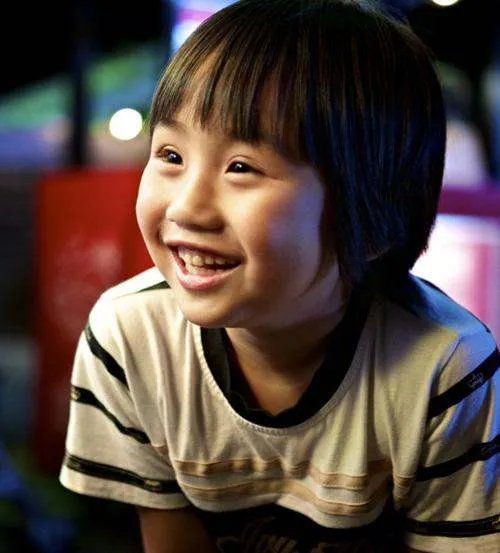 被爸爸当做赚钱机器的小小彬，如今过得怎么样？