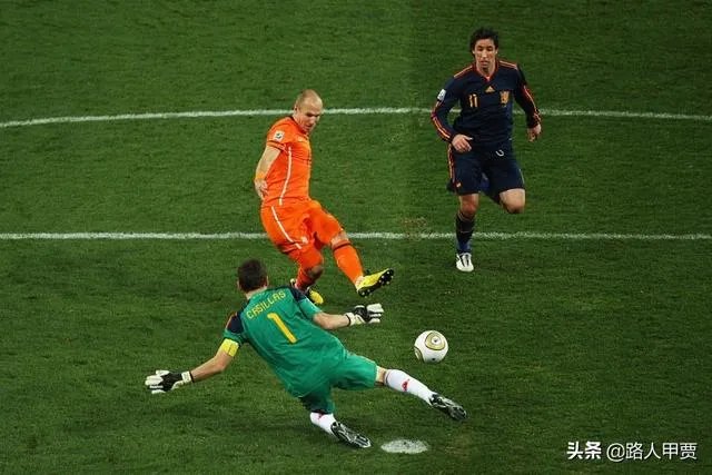 西班牙传奇门将卡西利亚斯正式退役，你怎么看？