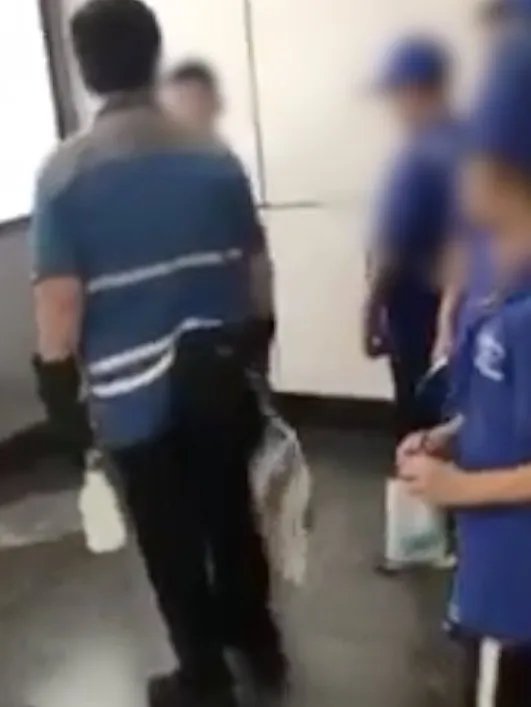 内地学生地铁站大便后发生了什么？