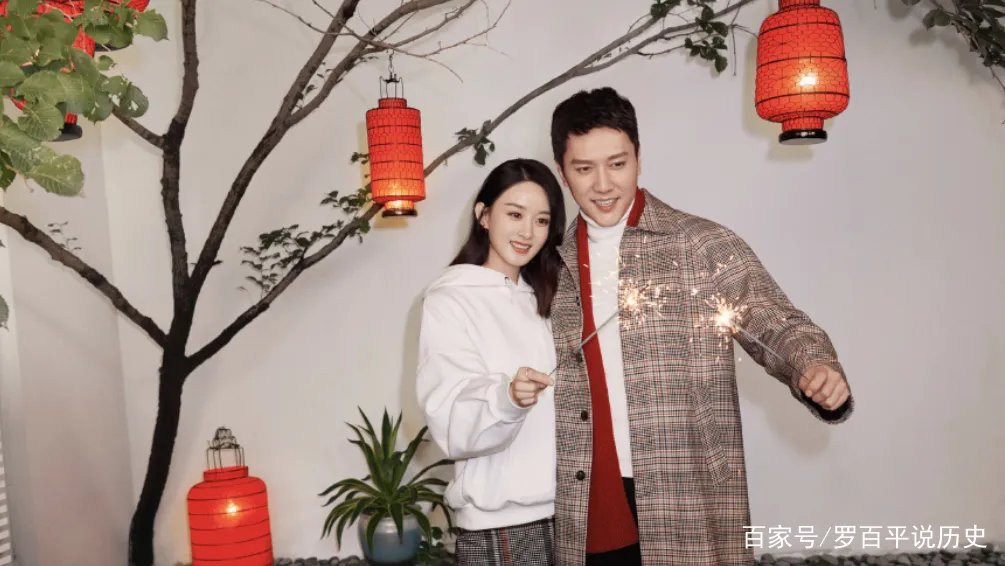 冯绍峰牵着赵丽颖散步自觉走外侧，有没有酸到网友？