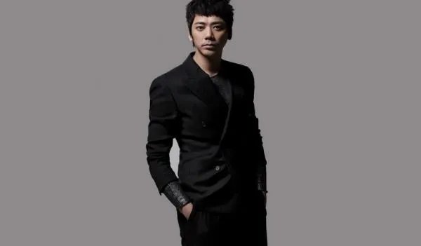 信乐团主唱信自称从不用手机，他平时是如何生活的？