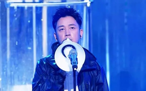 潘粤明的《鬼吹灯》系列为什么会一下子连拍了五部？