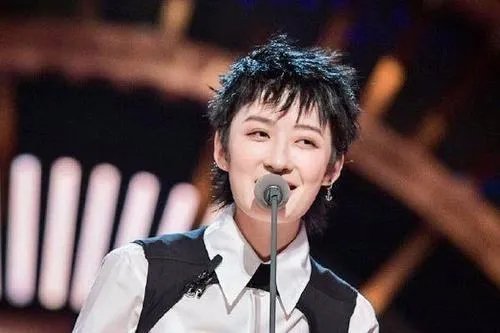 为什么人民日报评曾轶可事件，众多官媒转发官方通报?