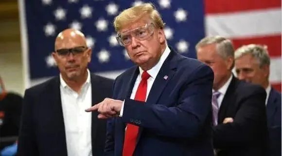 特朗普参观口罩工厂，只戴护目镜，坚决不戴口罩，对他的这波操作，你怎么看？