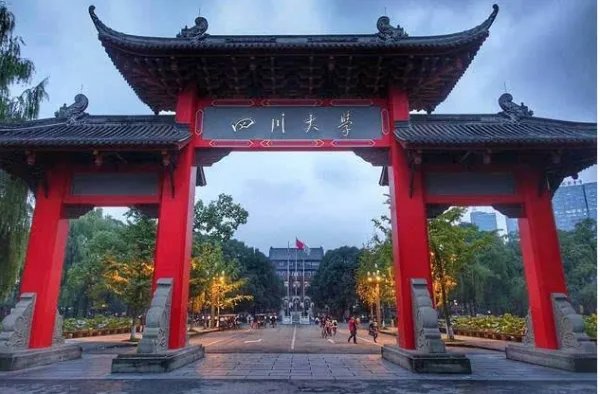 成都大学校长王清远和新上任的书记刘强之间，有着怎样的特殊关系？