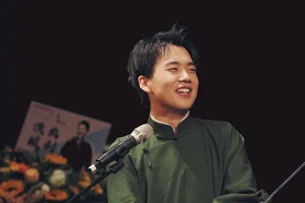 为什么郭麒麟现在登上了这么多的综艺，背后到底有谁在为其撑腰？