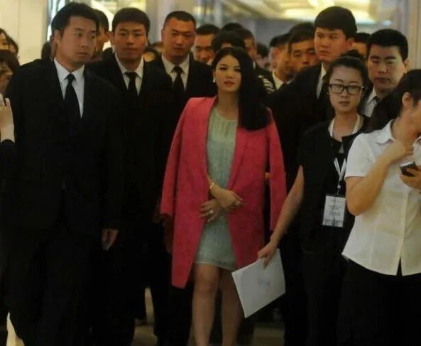 土豪和豪门的差距有多大?李湘炫富却被她打了脸,她是谁?