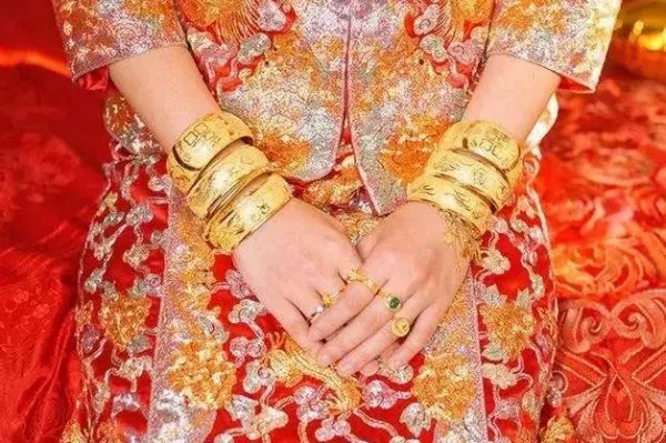 结婚后老公说要把彩礼还给他爸妈怎么办？