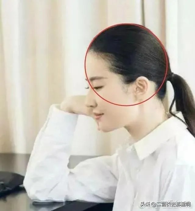 刘亦菲居然瘦出了排骨胸，身材傲人的天仙事业还有高光时刻吗？