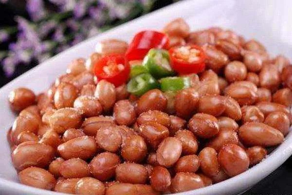 3男子聚餐喝117瓶啤酒，人均39斤，你能做到吗？