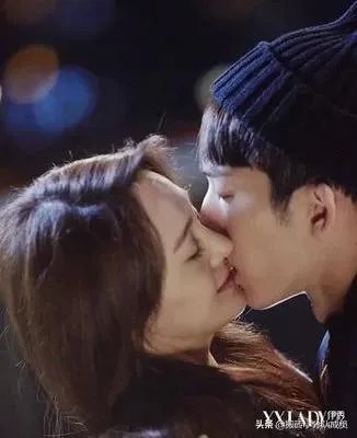 看电视剧时，有没有遇到跟家人一起看到吻戏的尴尬画面？怎么处理较好？