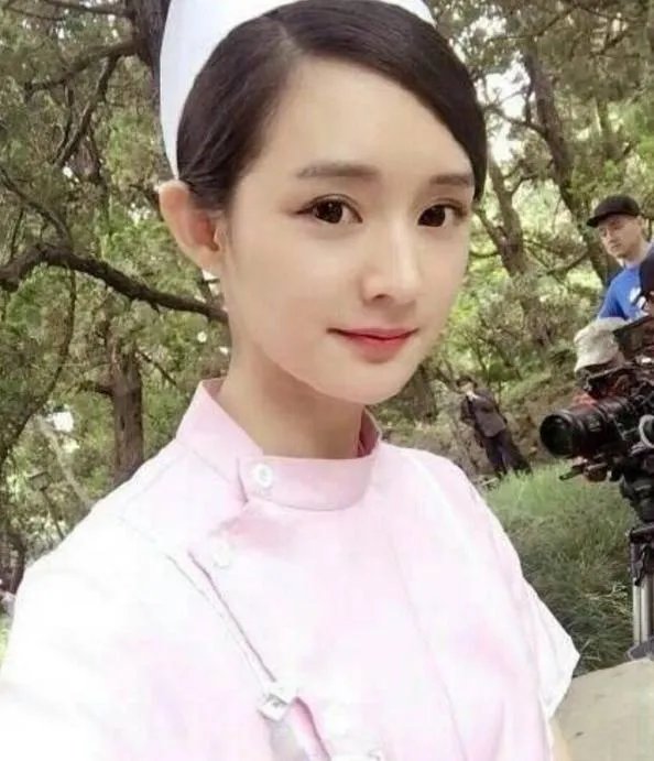 八张照片有七个是杨幂的替身，你能猜对了吗