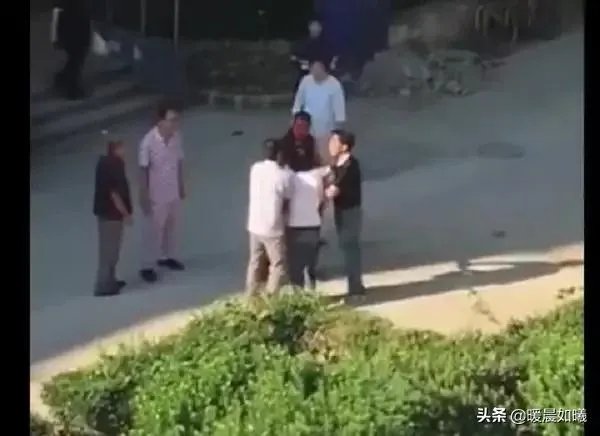如何看待上海两名小学生打闹引发爸爸约架：一人头被敲破，警方已介入？