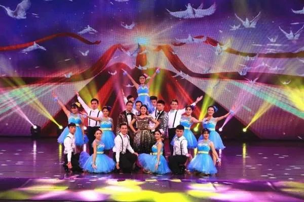 急急急！！！小品过河以舞蹈形式表演的串词该怎么写啊？（教师联欢会）