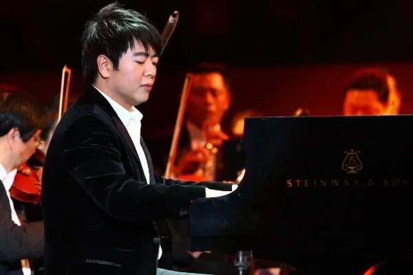 郎朗老婆太惨了！原来郎朗不帮她拿行李，是因为没有郎朗的手值钱？