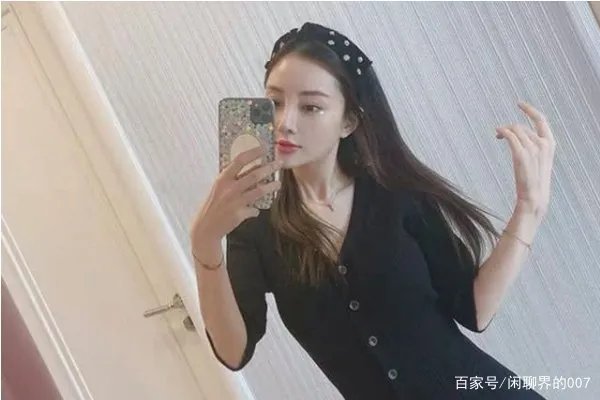 李小璐爆照秀身材，墙根却P变形，腿形与未修图对比差距大，你怎么看？