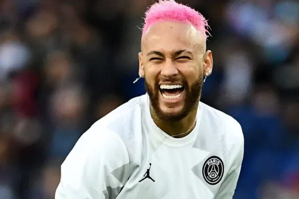 内马尔又换新发型,网友吐槽像顶个蘑菇云,你对他最初的印象是什么?