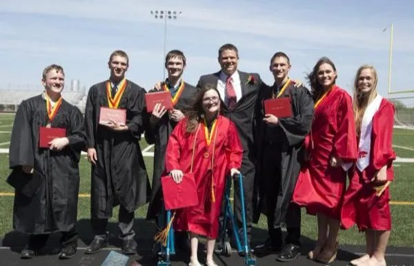 当年生7胞胎的夫妻闲杂怎样了，为什么会怀上多胞胎？