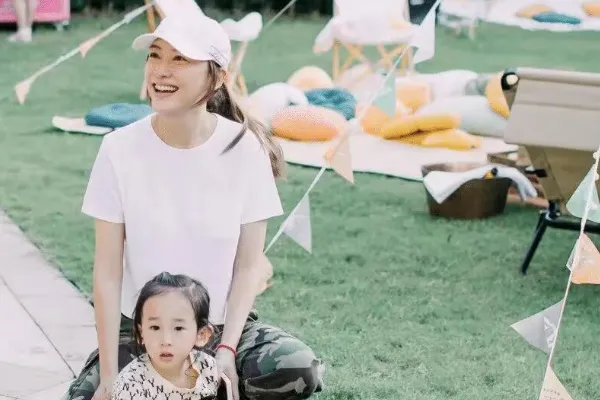 应采儿晒出和两个儿子的合影，Jasper与妈妈十指紧扣，家庭氛围如何？