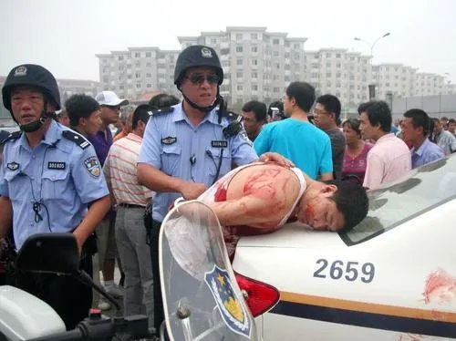 河北一中学外发生无故行凶事件，3名学生受伤，行凶者是否患有精神疾病？