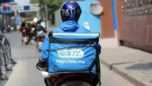 骑手出车祸躺地打电话求顾客谅解，你如何看待他的职业素养？