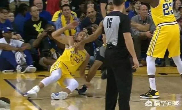 库里在和步行者比赛中膝盖流血，勇士却没有立马换下，裁判也未强制干预，这是为什么？