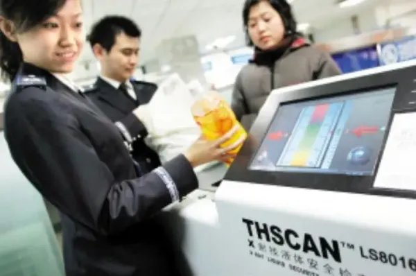 乘坐飞机过安检禁止带液体,为什么机场超市中可以买到?