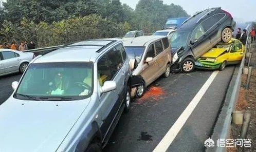 高速路上行驶的几十辆车撞在了一起，责任该怎么划分？