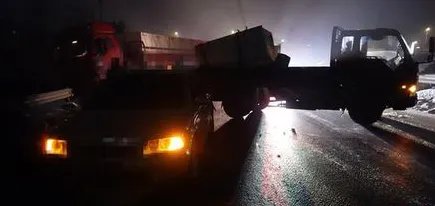 货车撞护栏横挡道引发连环车祸有无人员伤亡？