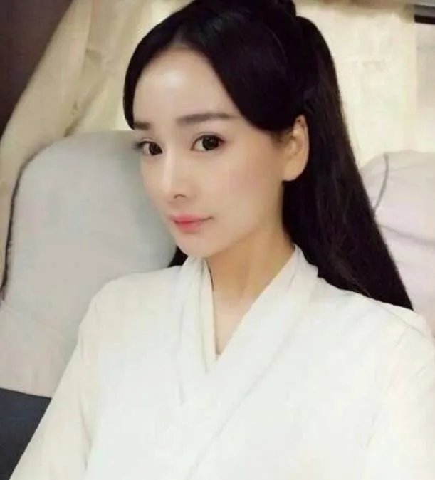 八张照片有七个是杨幂的替身，你能猜对了吗