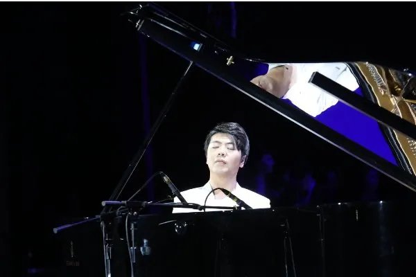 郎朗老婆太惨了！原来郎朗不帮她拿行李，是因为没有郎朗的手值钱？