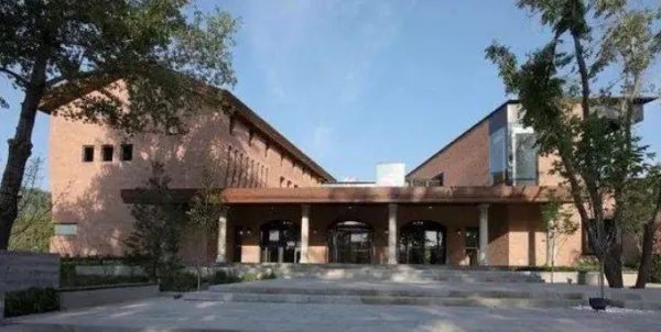 谢霆锋豪宅曝光，疑似住在李亚鹏旧宅，李嫣继承天后基因社交一流，怎么看？