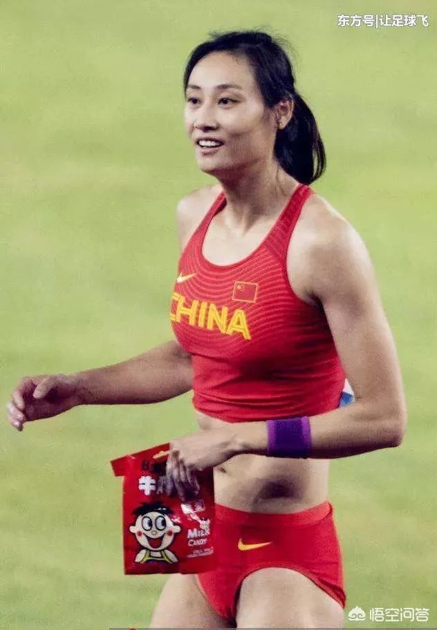 中国撑杆跳女神李玲夺冠后,明目张胆的给裁判和工作人员发糖,对此你怎么看?