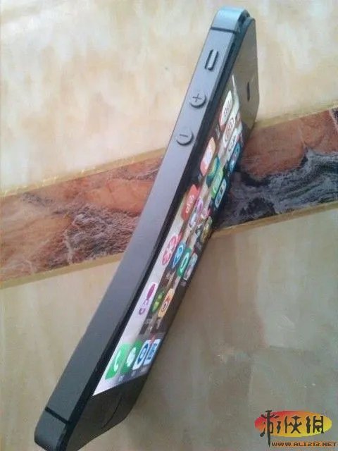 iPhone5S边框没出现掉漆　但iPhone5S被压弯了