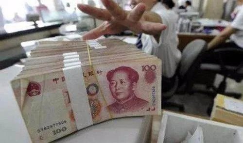 男子脑袋一热撒10万现金，遭哄抢后心里又后悔了，对此你怎么看？