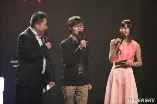 《Dota2》发布会现场牵红线 Zhou神女友赠感动