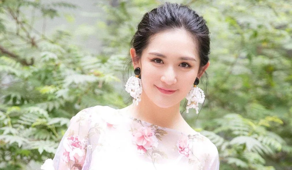 谢娜挺超大孕肚现身深圳，张杰紧随呵护爱妻，他们的感情为何一直这么好？