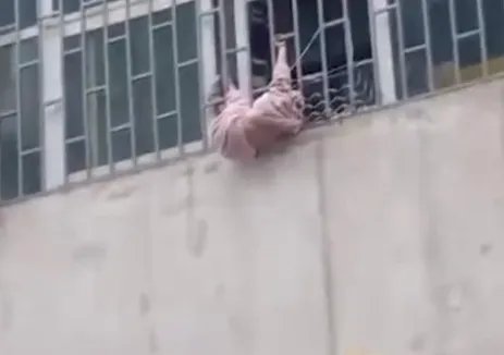 河南女童被卡防盗窗，外卖小哥徒手爬楼救下，你遇到此事会怎么做？