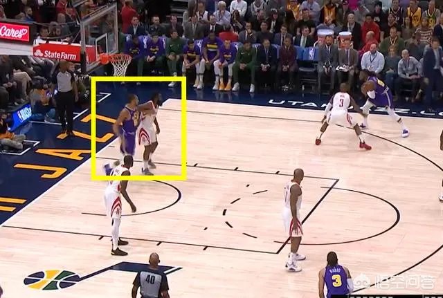 戈贝尔推倒哈登被吹犯规，打翻技术台的物品，遭裁判驱逐出场，哈登这球假摔了吗？