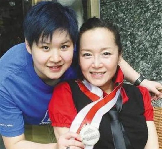 恬妞的女儿是谁的做什么 恬妞女儿男儿装长得太像明星爸爸了