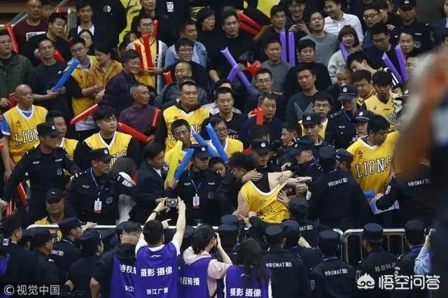 季后赛广厦无缘四强，比赛中球迷突然爆发冲突，打架者被带离球场，当时发生了什么？