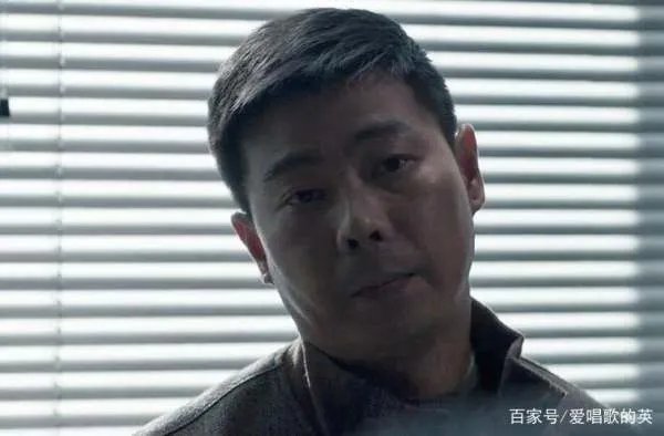 影视剧《扫黑风暴》中有什么细节证实，裴伟就是何勇身边的内奸？