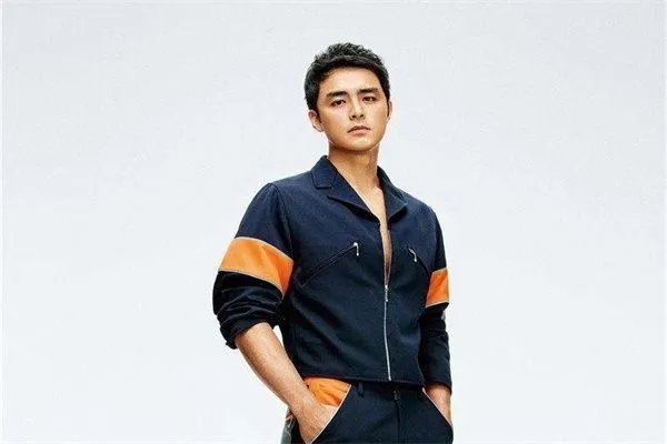 阮经天与明道长相惊人的相似，你更喜欢谁？为什么？