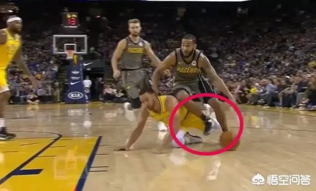 库里在和步行者比赛中膝盖流血，勇士却没有立马换下，裁判也未强制干预，这是为什么？